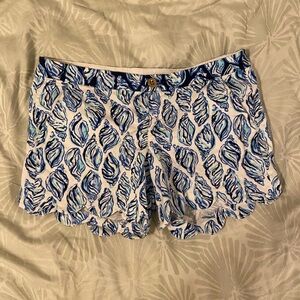Size 8 Buttercup stretch short 5” inseam seashell pattern